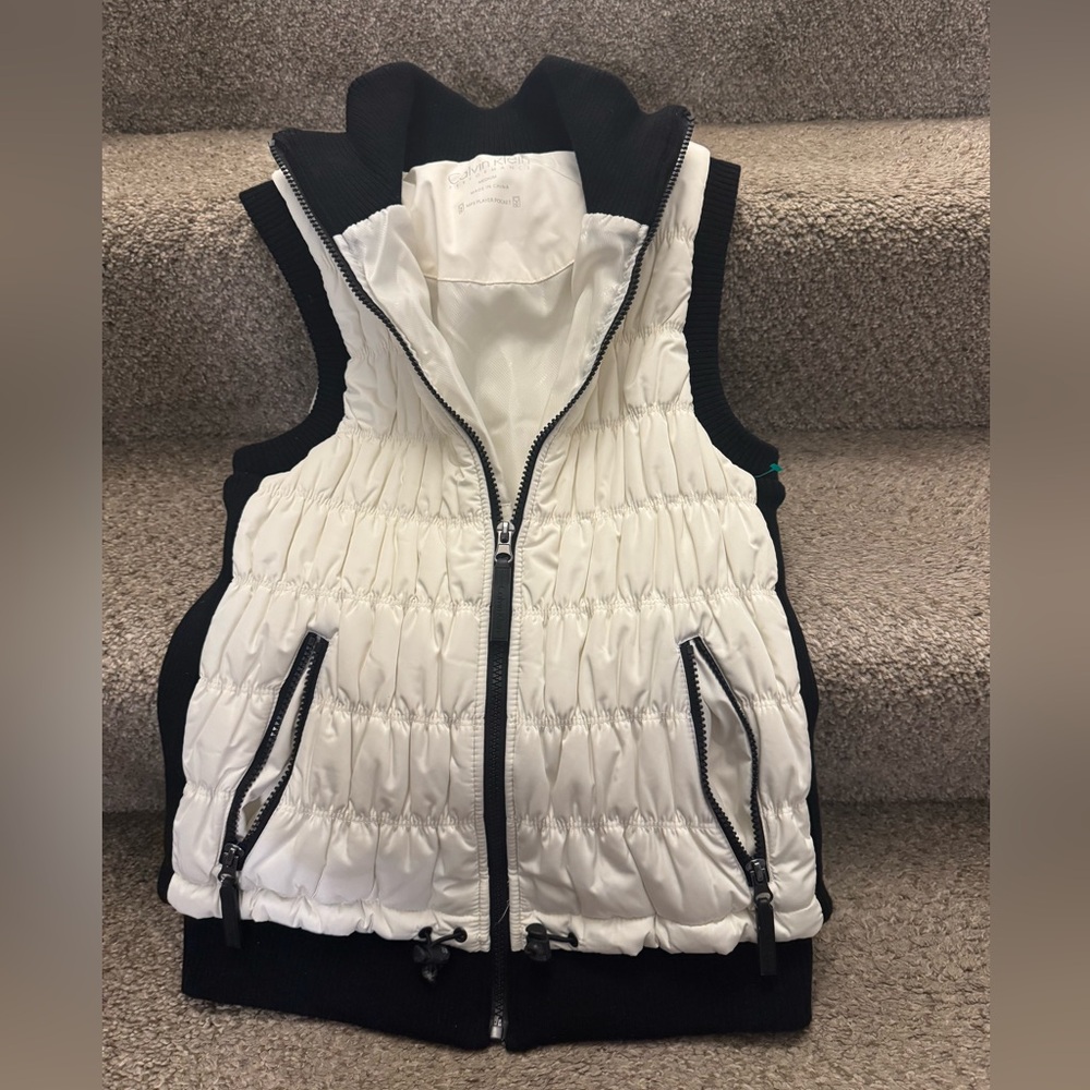 Calvin Klein performance puffer vest with 
MP3 Player Pocket size M